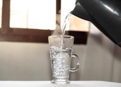 معجزه خوردن آب به صورت ناشتا ، وقتی ناشتا آب گرم می خوریم چه اتفاقی در بدنمان می افتد؟