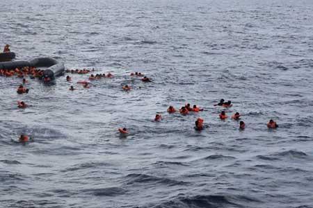 جان باختن حداقل 100 پناهجو در پی واژگون شدن قایق در مدیترانه