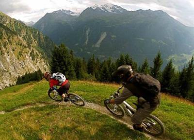 یک جهت ویژه دوچرخه سواری در کوه های آلپ فرانسه
