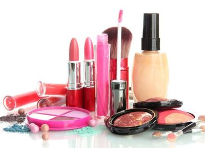 خرید لوازم آرایشی و تمام آنچه در کیف خود احتیاج دارید